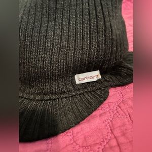Carhartt black chat with ear cover like new